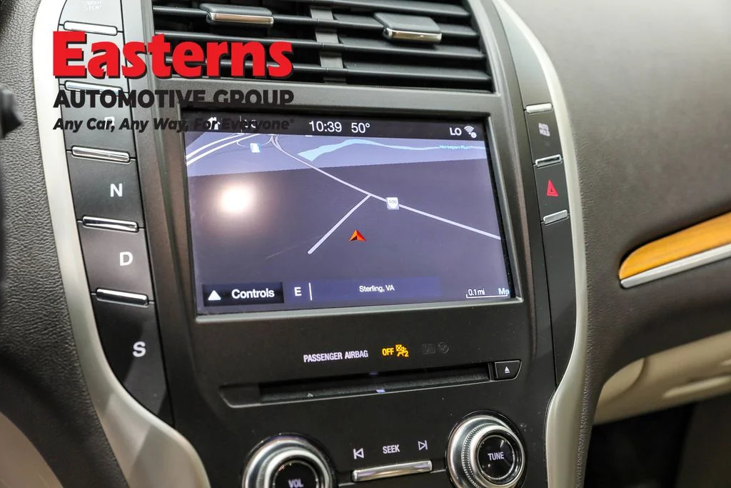 Used 2019 White Lincoln Select image 19