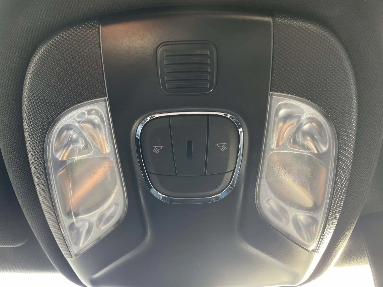 Used 2023 Granite Crystal Metallic Clearcoat Jeep Latitude Lux image 21