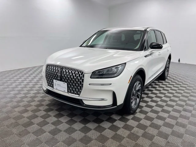 Used 2025 White Lincoln Premiere image 2