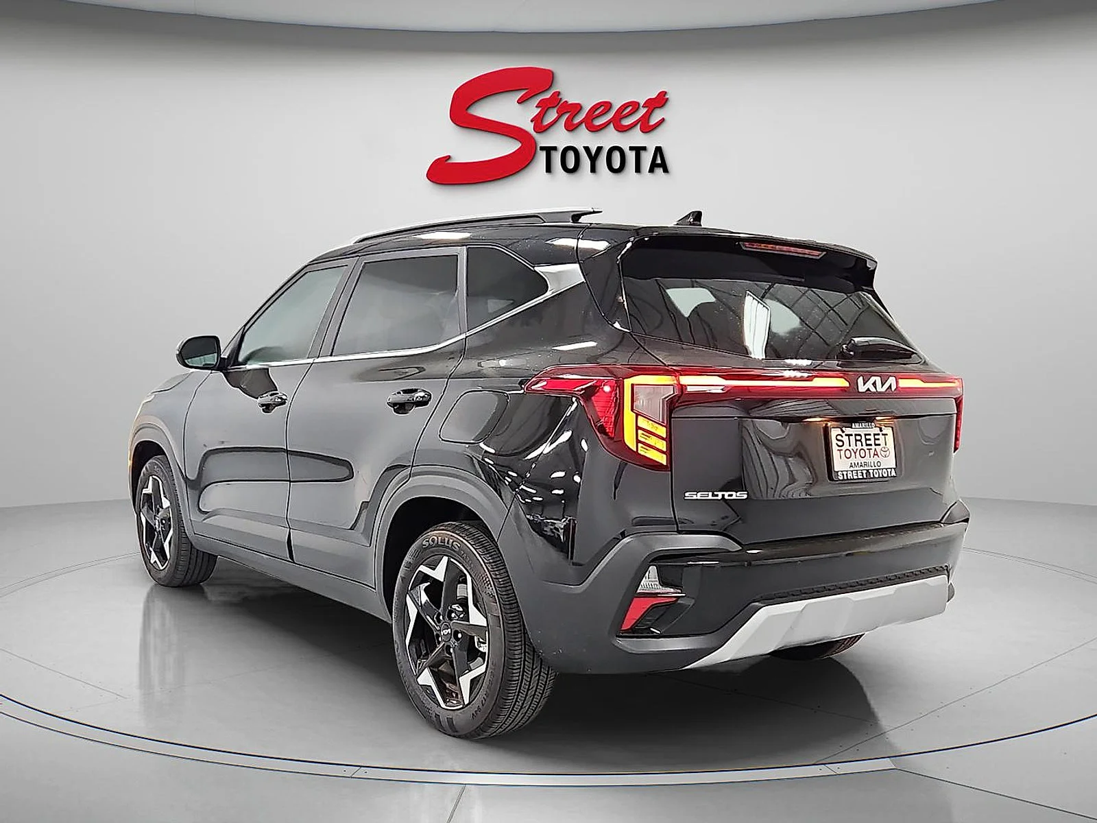 Used 2025 Fusion Black Kia EX image 2