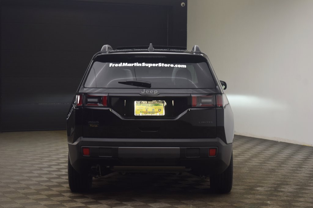 New 2026 Diamond Black Crystal Pearl-Coat Exterior Paint Jeep Limited image 12