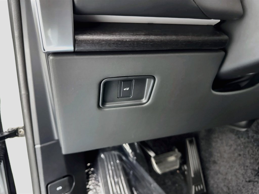 New 2027 Fuji White Land Rover SE image 10