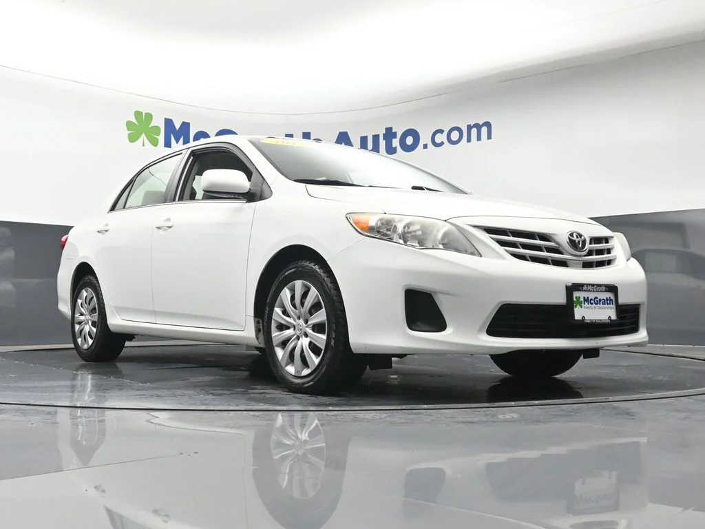 Used 2013 White Toyota LE image 25