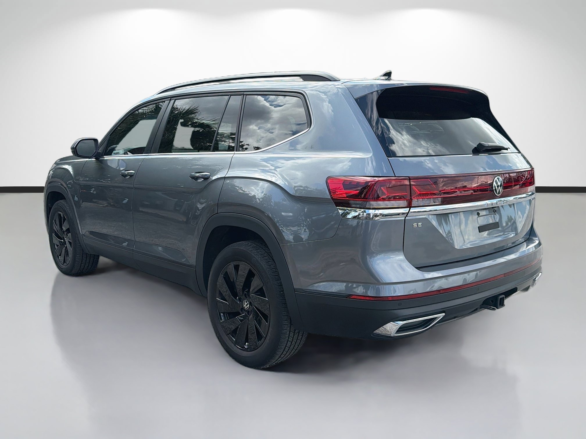 Used 2024 Gray Volkswagen 2.0T SE w/Technology image 5