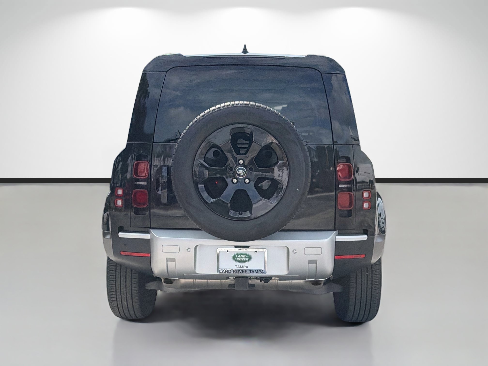 Used 2025 Santorini Black Metallic Land Rover S image 4