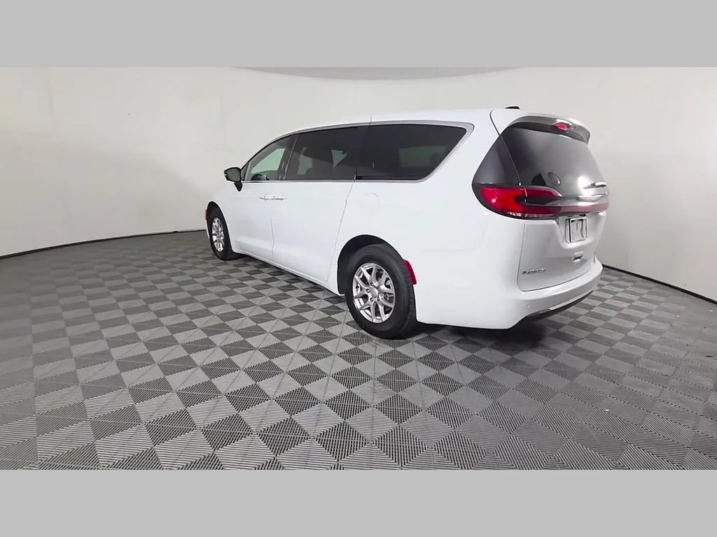 New 2026 Bright White Clear-Coat Exterior Paint Chrysler Select image 29