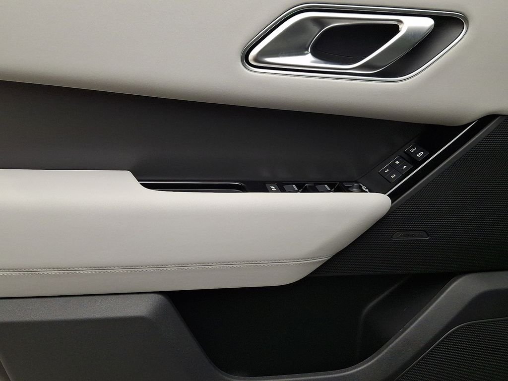New 2026 Santorini Black Metallic Land Rover S image 9