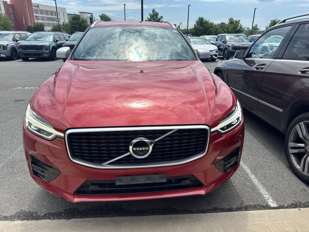 Used 2018 Red Volvo T5 R-Design image 1