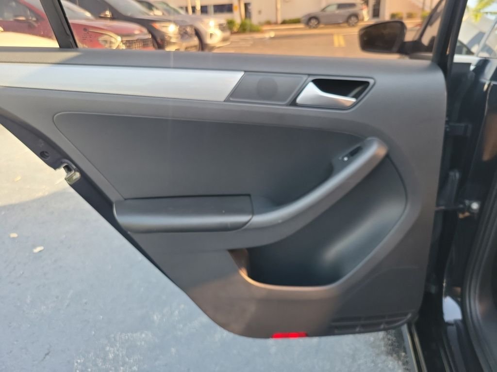 Used 2018  Volkswagen 1.4T S image 7