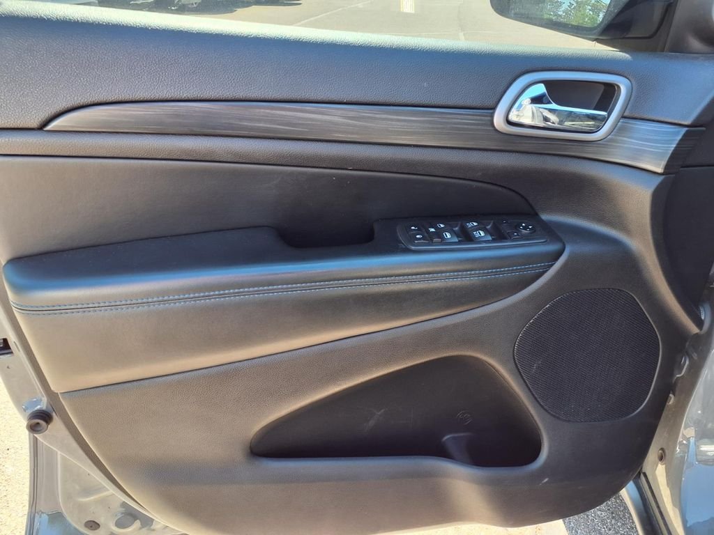 Used 2020 Gray Jeep Laredo image 12