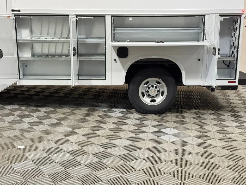 New 2026 Summit White Chevrolet 1WT image 7