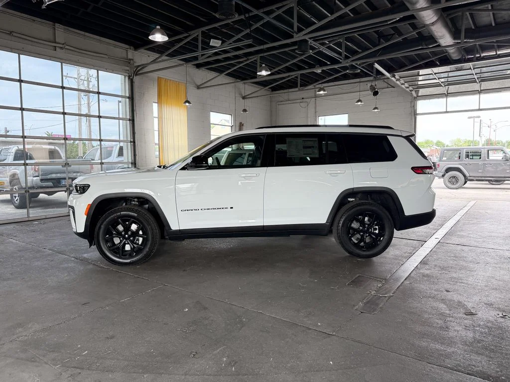 New 2026 White/off-white Jeep Laredo image 9