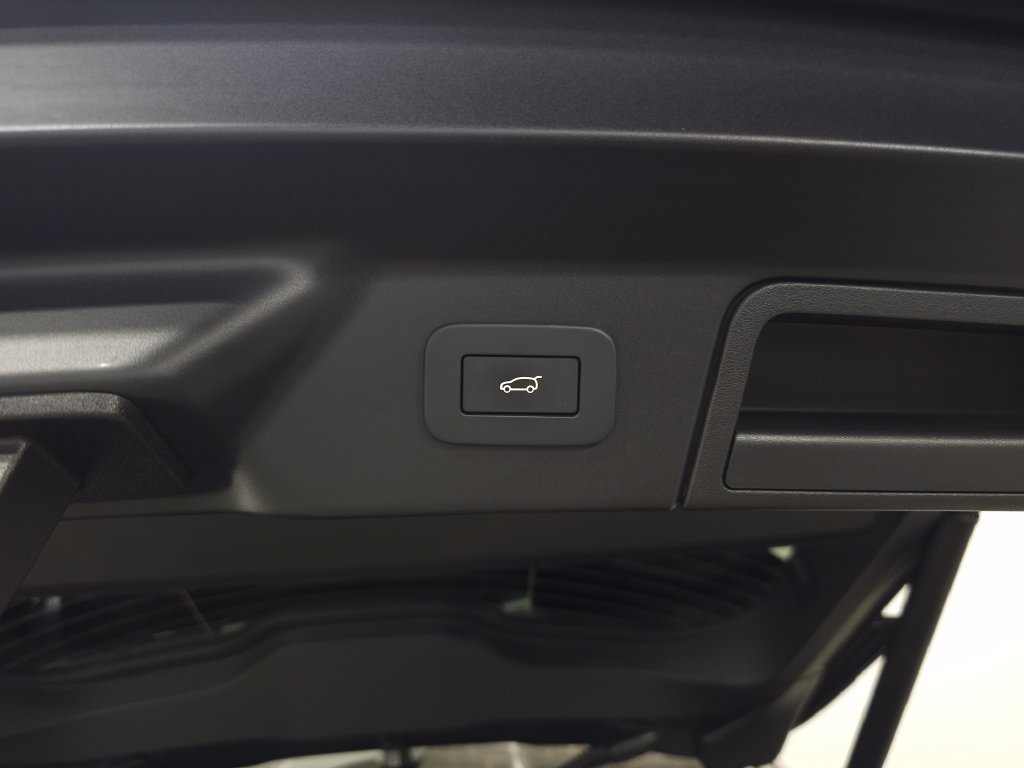 Certified Used 2026 Gray Land Rover Dynamic SE image 7