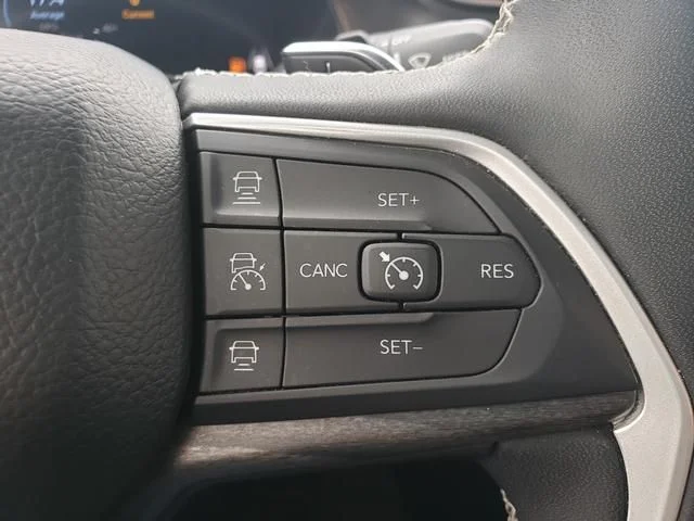 Used 2023  Jeep Limited image 22