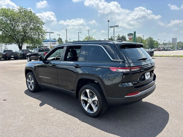 New 2026 Diamond Black Crystal Pearl-Coat Exterior Paint Jeep Limited image 4