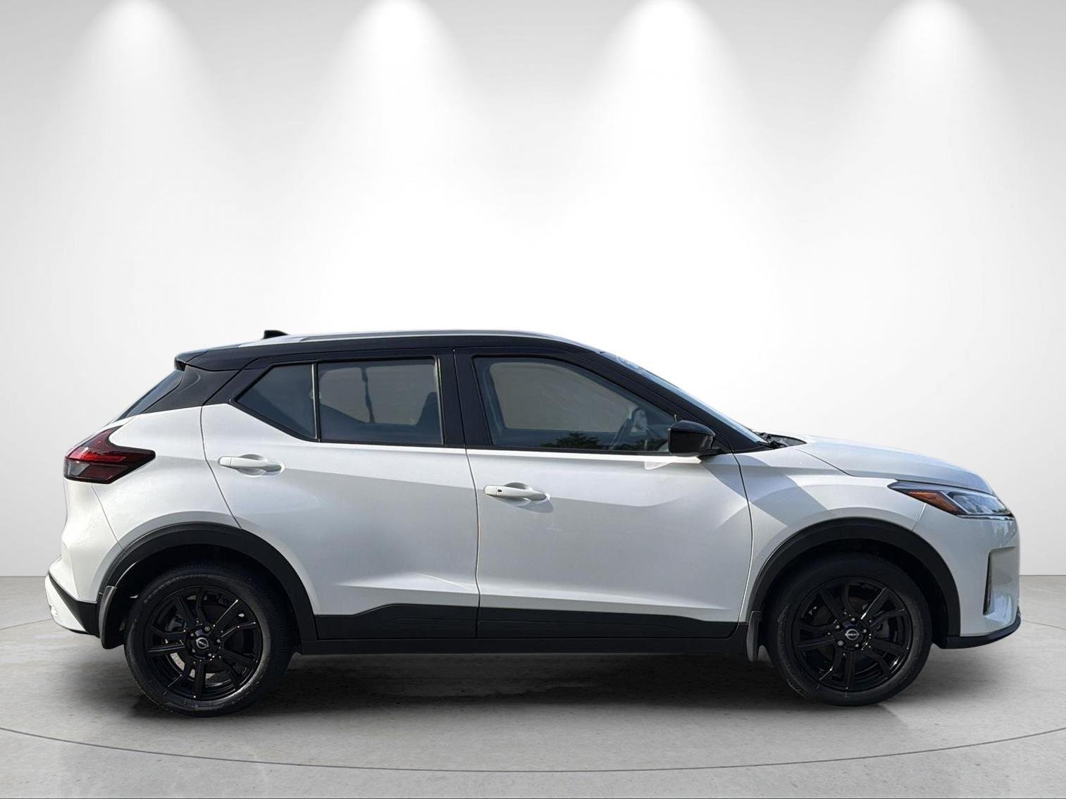 Used 2023 Aspen White Tricoat/Super Black Nissan SV image 6