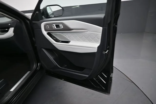 Used 2025 Black Metallic Ford Platinum image 35