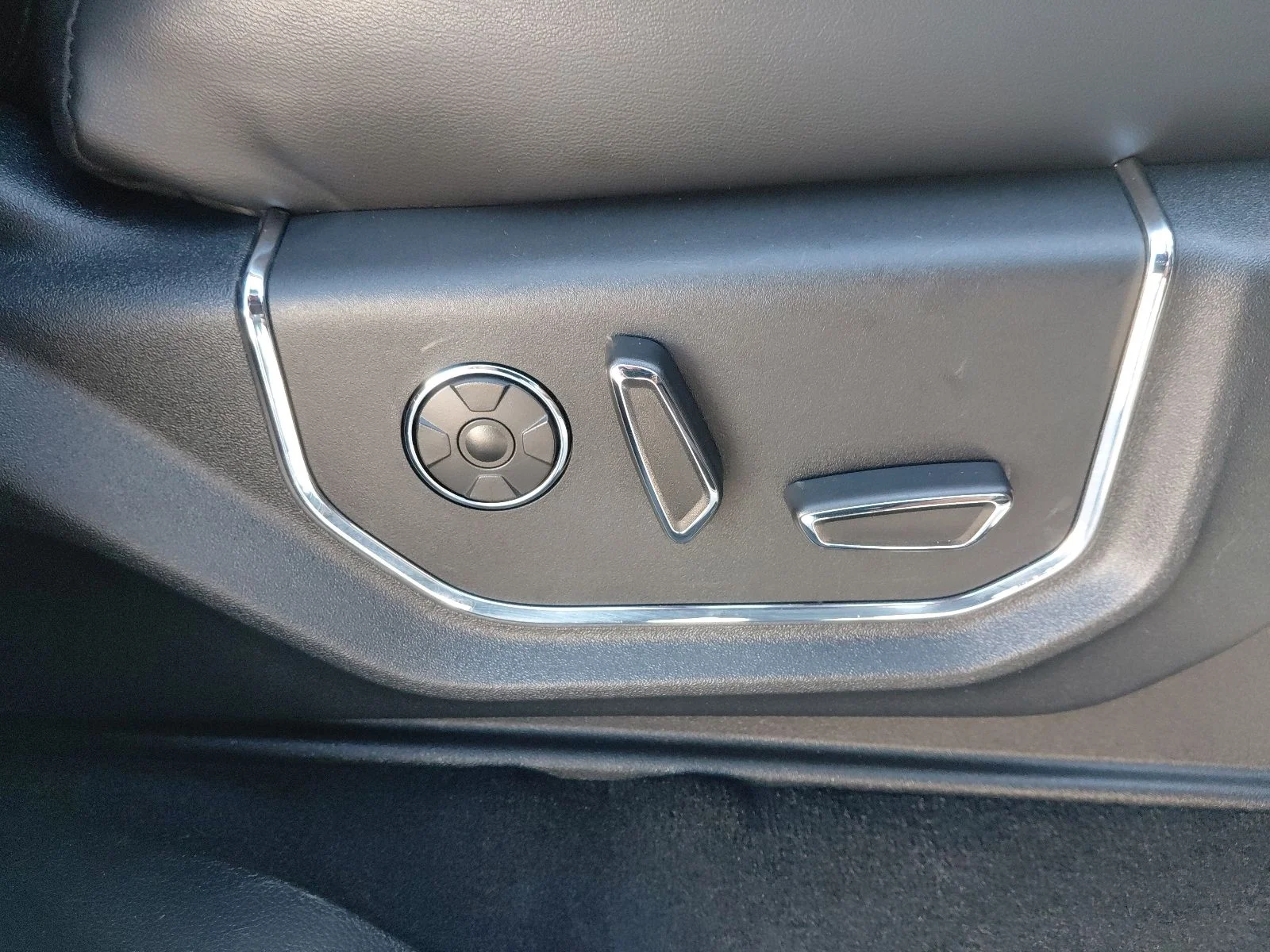 Used 2020 White Ford Platinum image 29