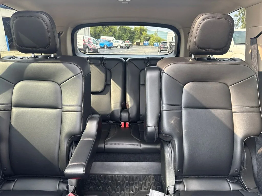 Used 2023 White Metallic Lincoln Standard image 26