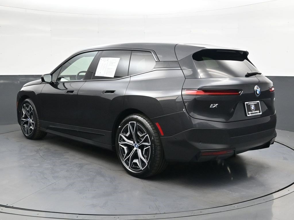 Used 2022 Gray BMW xDrive50 image 5