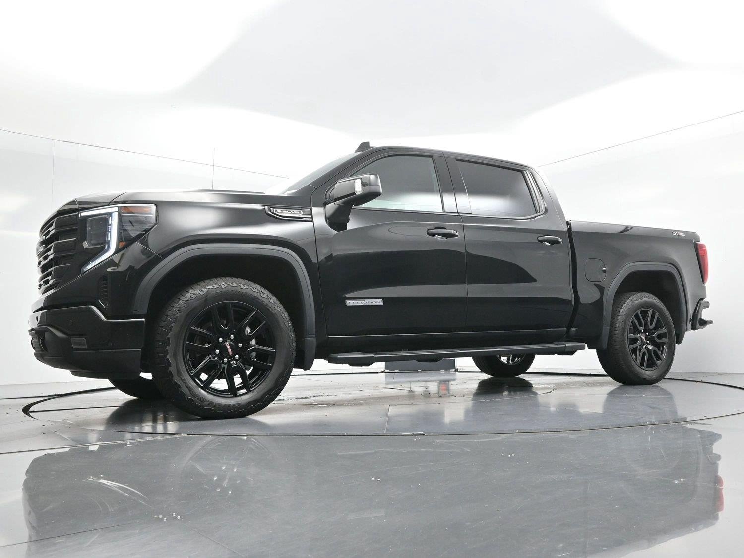 Used 2025 Onyx Black GMC Elevation image 42