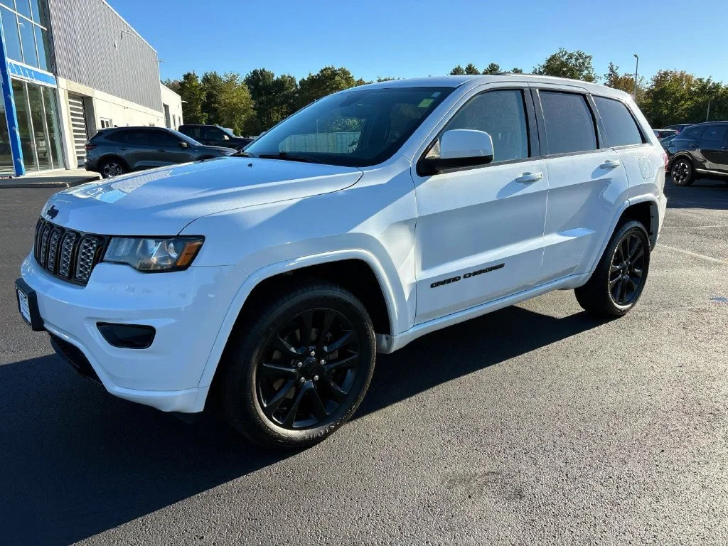 Used 2018 Bright White Clearcoat Jeep Altitude image 6