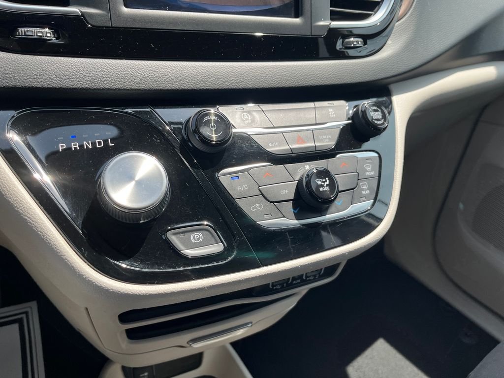 Used 2022 Silver Chrysler LX image 19