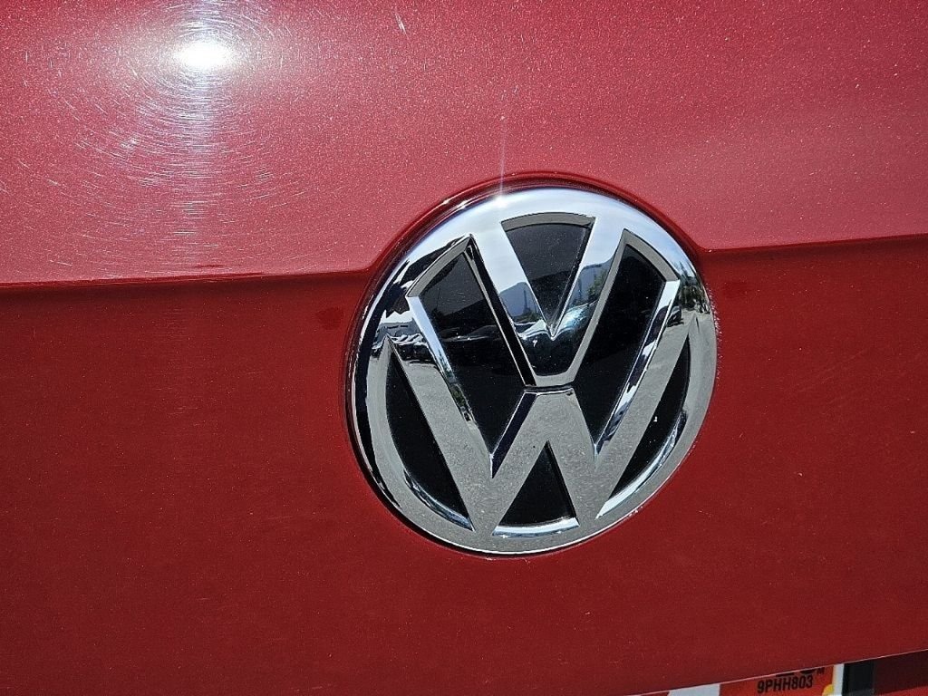 Used 2018 Cardinal Red Metallic Volkswagen 2.0T SEL image 30