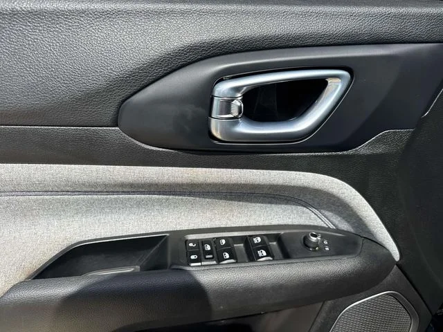 Used 2023 Black Jeep Latitude image 38