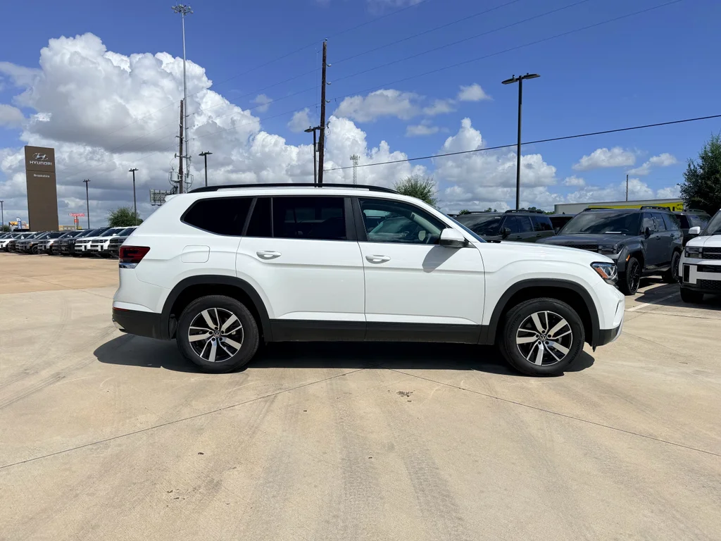 Used 2022  Volkswagen 2.0T SE image 5