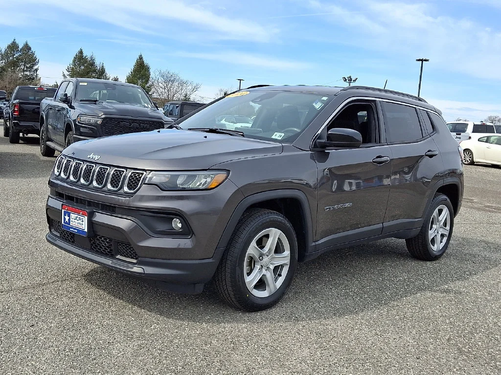Used 2023 Granite Crystal Metallic Clearcoat Jeep Latitude image 6