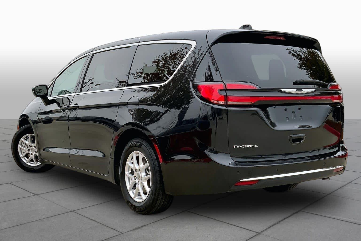Used 2023 Brilliant Black Crystal Pearlcoat Chrysler Touring L image 12