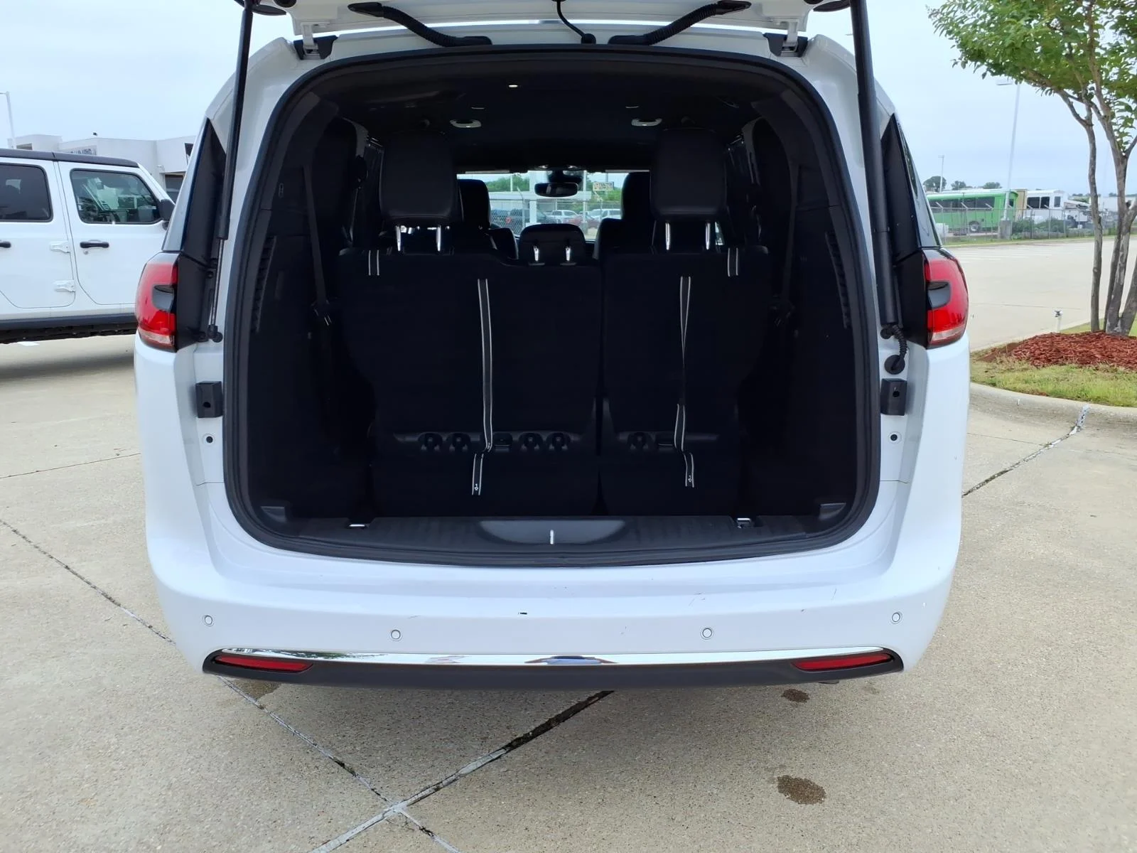 2025 Chrysler Pacifica Select - Photo 18
