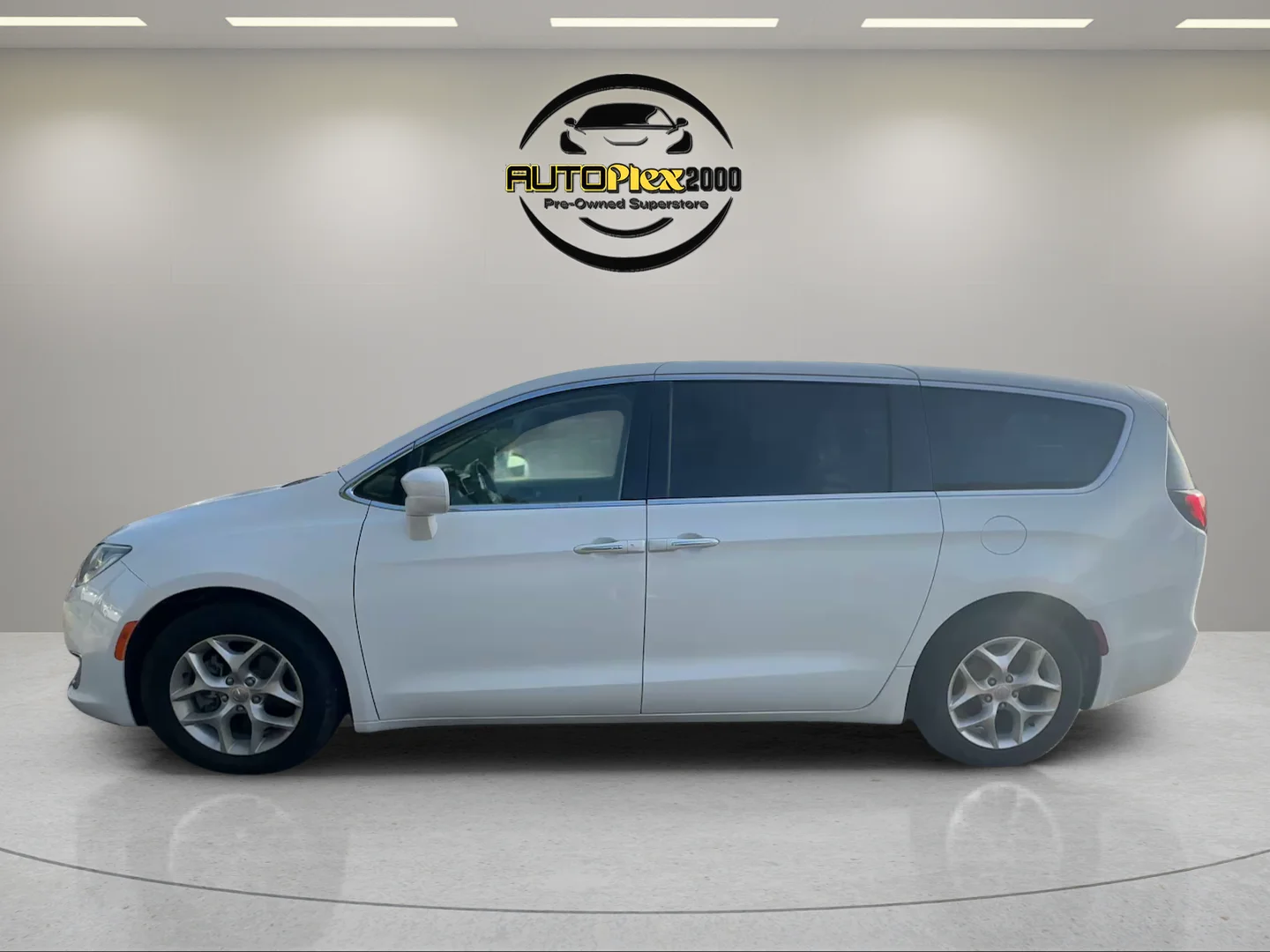 Used 2018 White Chrysler Touring Plus image 4