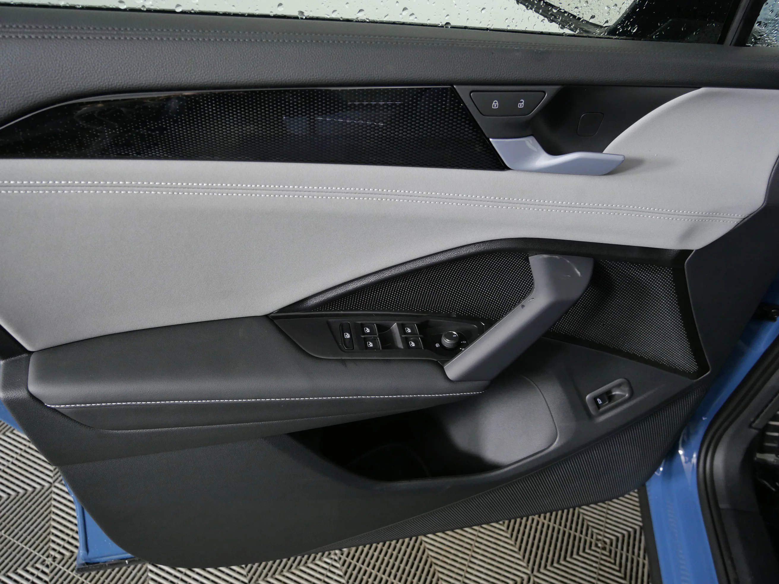 New 2026 Monterey Blue w/Deep Black Roof Volkswagen SE R-Line Black image 23