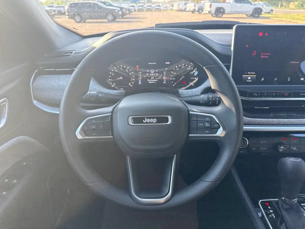 Used 2024  Jeep Sport image 12
