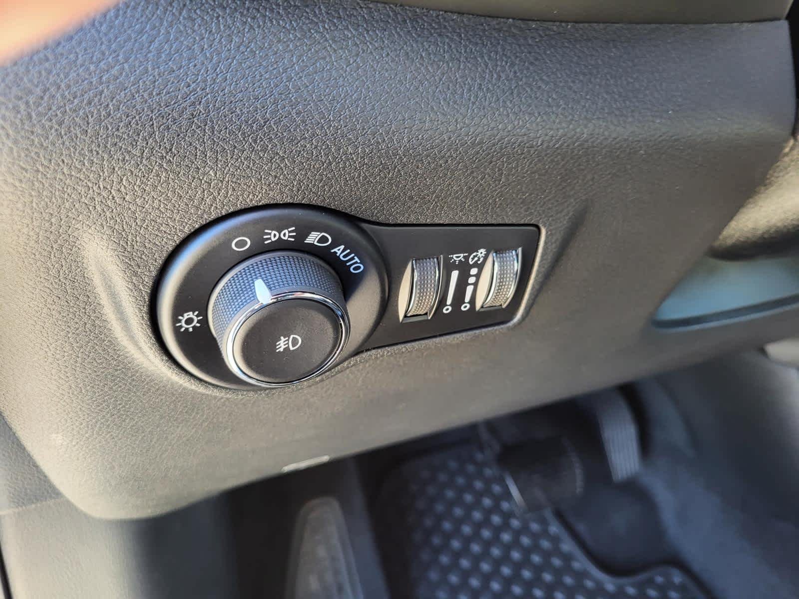 New 2026 Hydro Blue Pearlcoat Jeep Latitude Altitude image 17