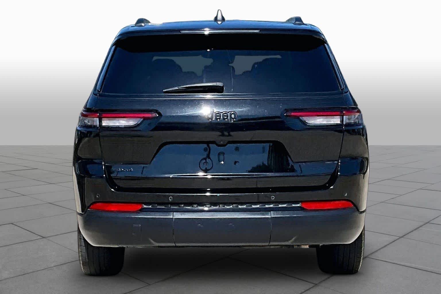 Used 2024 Diamond Black Crystal Pearlcoat Jeep Altitude image 5