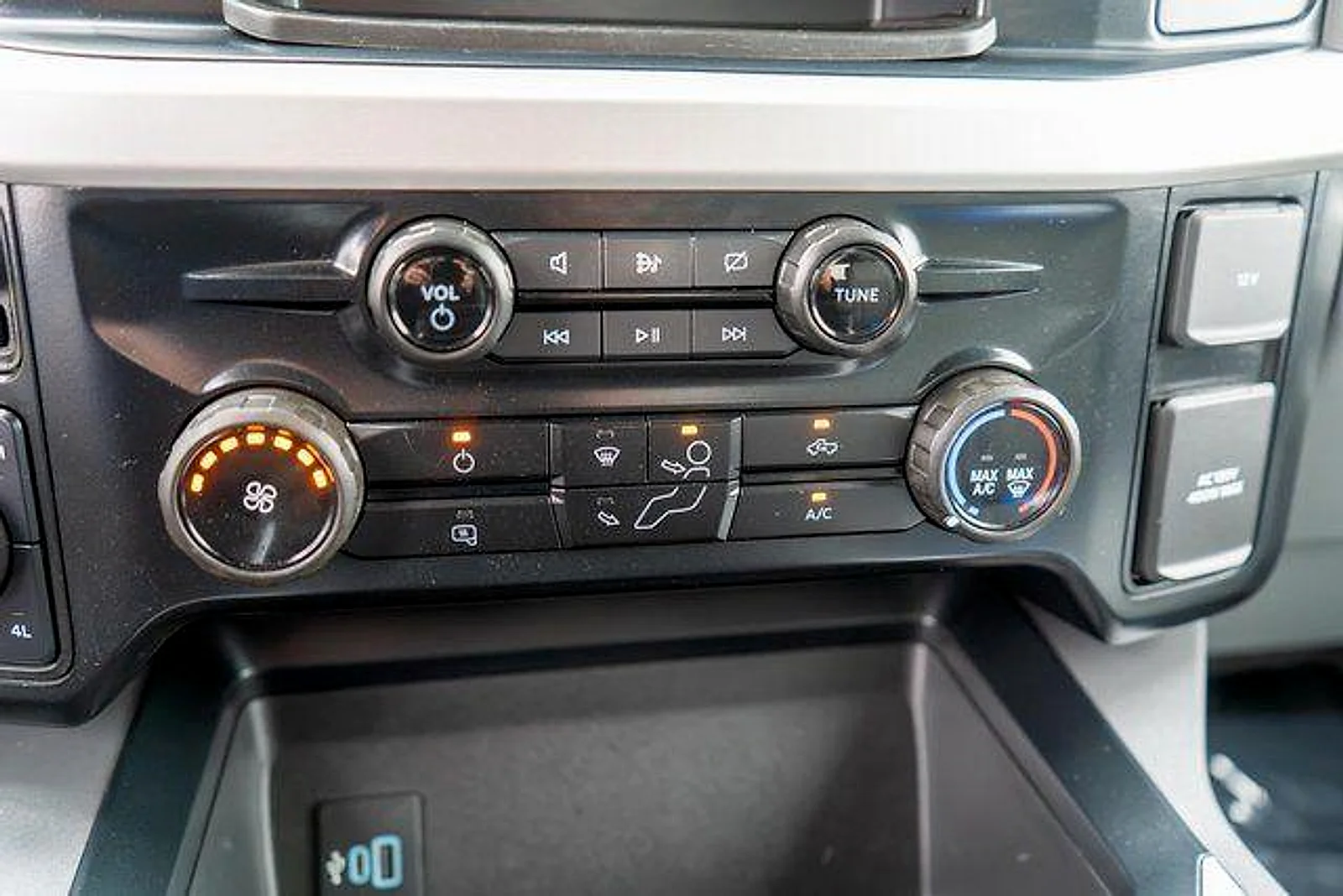 Used 2023 Agate Black Metallic Ford XLT image 25