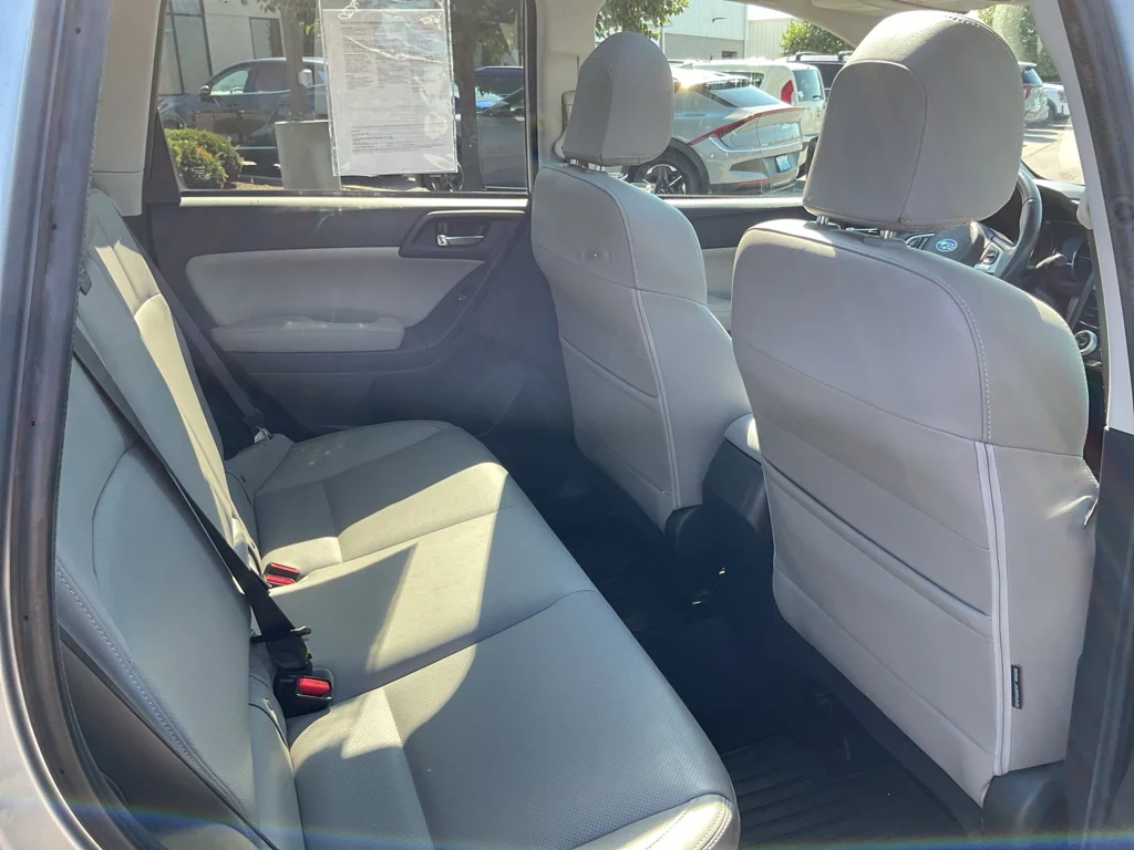 Used 2018 Ice Silver Metallic Subaru Limited image 13