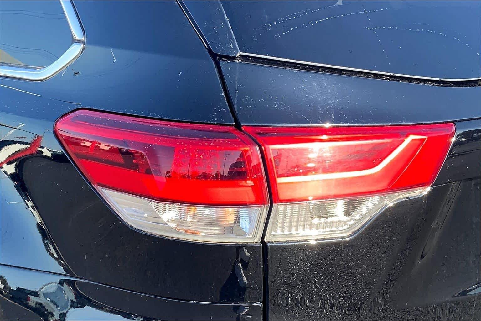Used 2018 Midnight Black Metallic Toyota XLE image 29