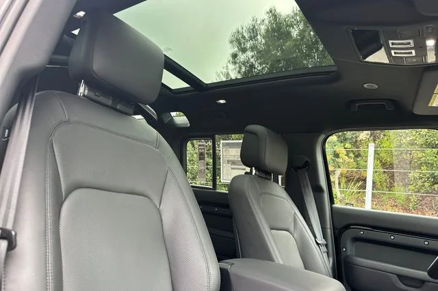 New 2026 Santorini Black Land Rover X-Dynamic SE image 15