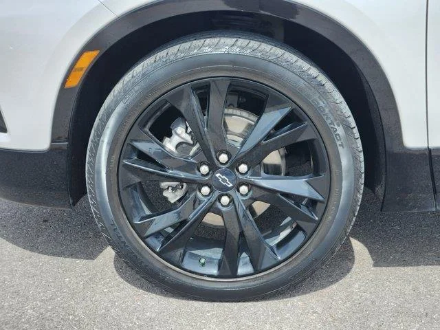 Used 2022 White Chevrolet RS Front-Wheel Drive image 10