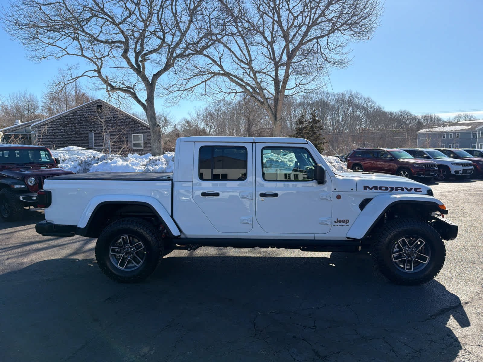 New 2026 Bright White Clear-Coat Exterior Paint Jeep Mojave X image 3