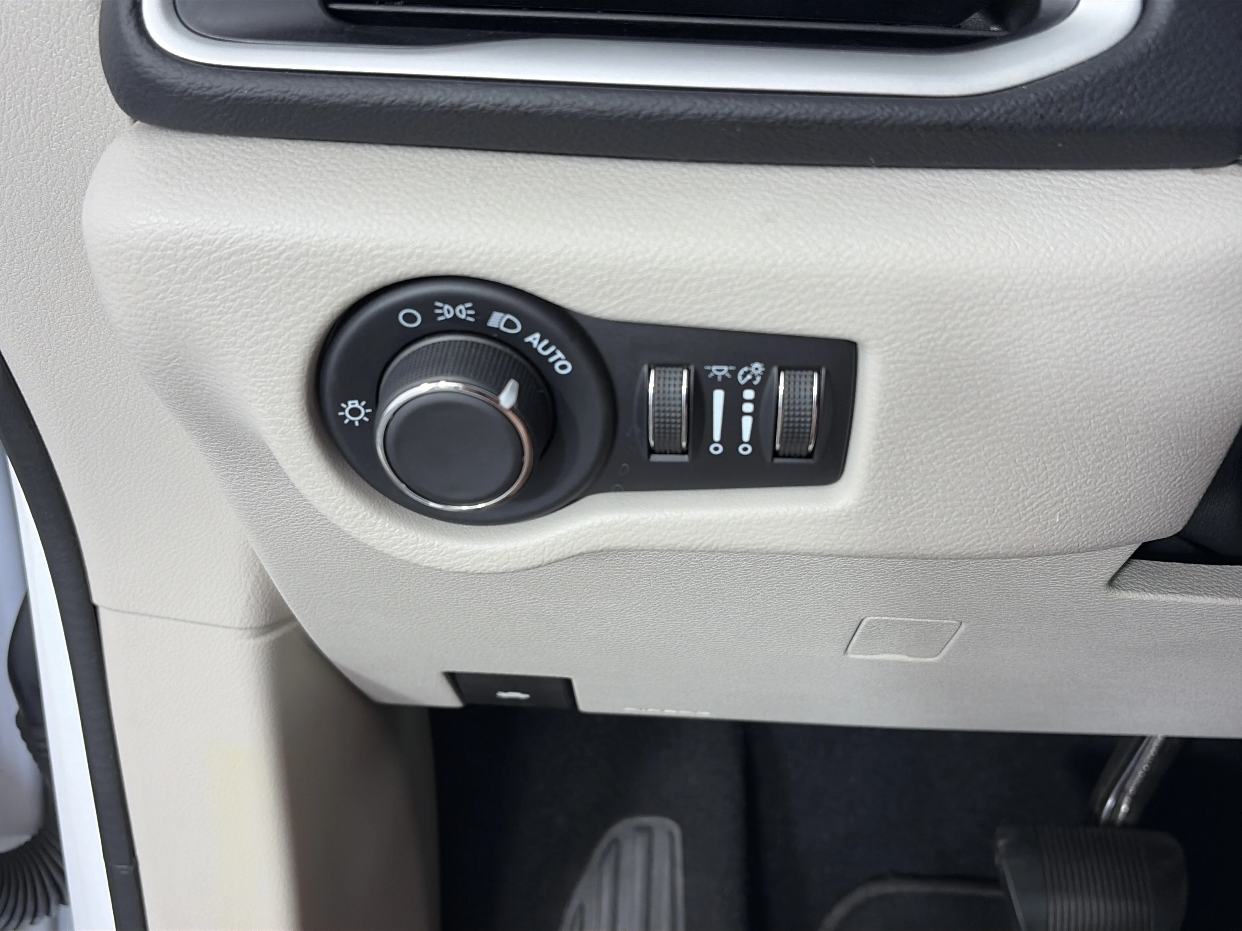 Used 2023 White Chrysler LX image 27