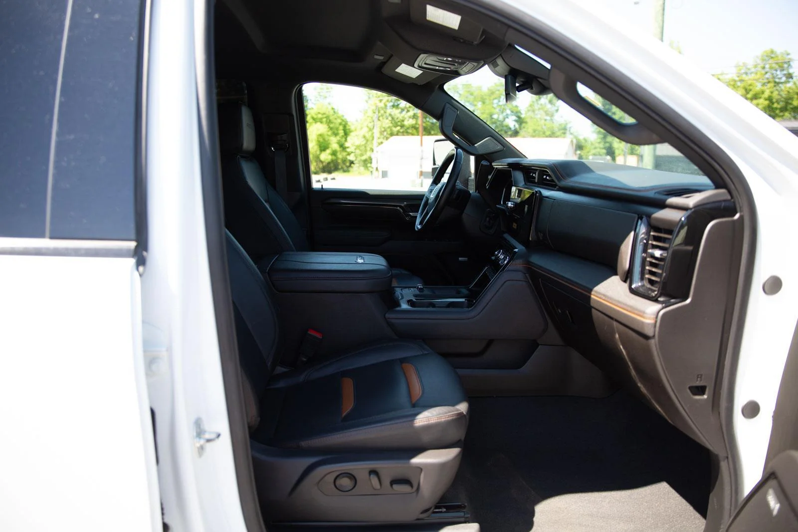 Used 2025 Summit White GMC AT4 image 24