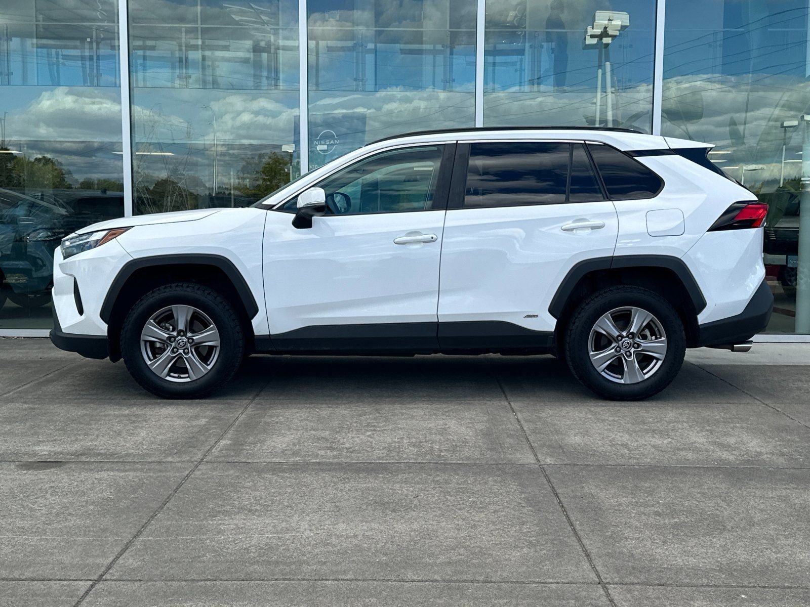 Used 2023 Ice Toyota LE image 6