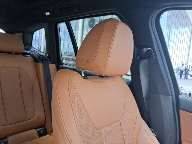Used 2024 Blue BMW sDrive30i image 18