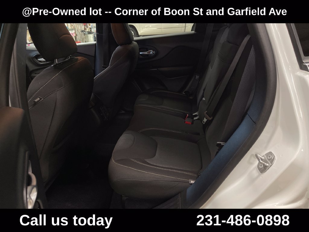 Used 2016  Jeep LATITUDE image 25