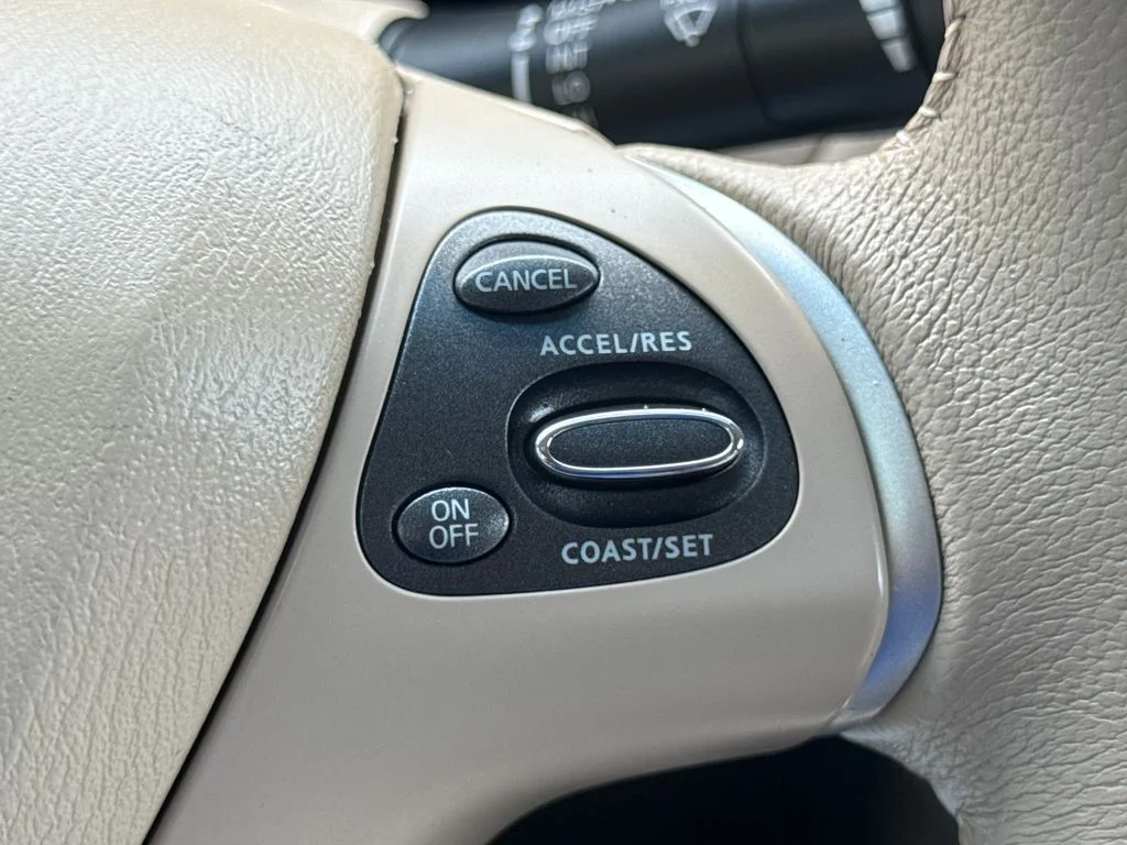 Used 2013 Arctic Blue Nissan SL image 28